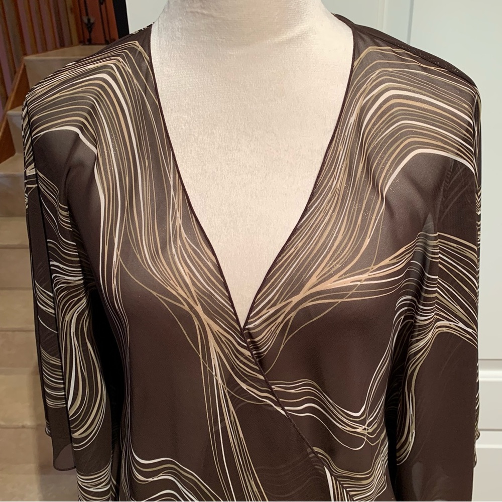 NEW YORK & CO. Brown/Gold/Tan swirl print on this beautiful top. Elastic…